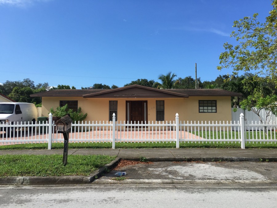 74th Pl, Hialeah, FL 33014