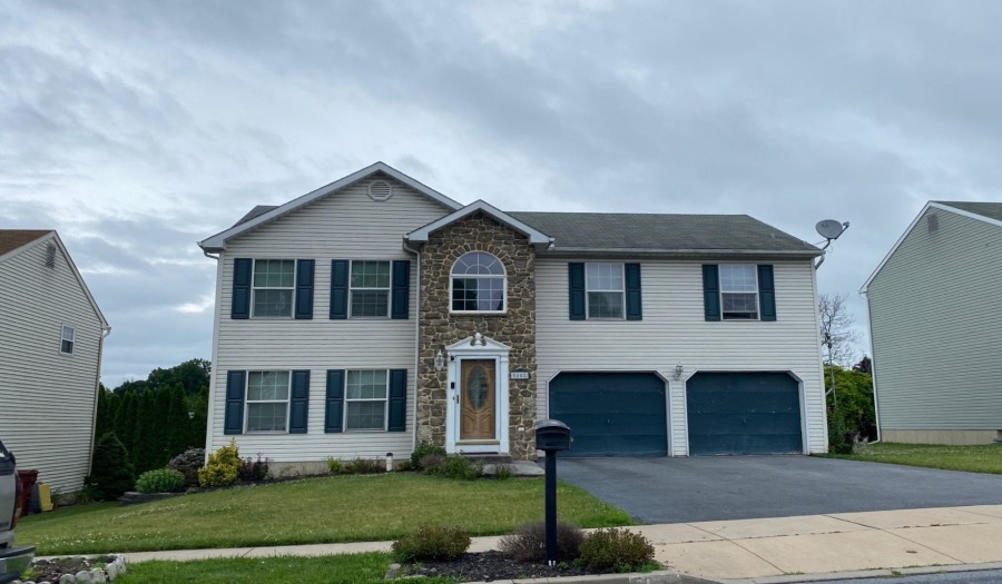 Foxdale Dr, Whitehall, PA 18052