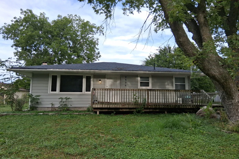 2326 E 39th Ct