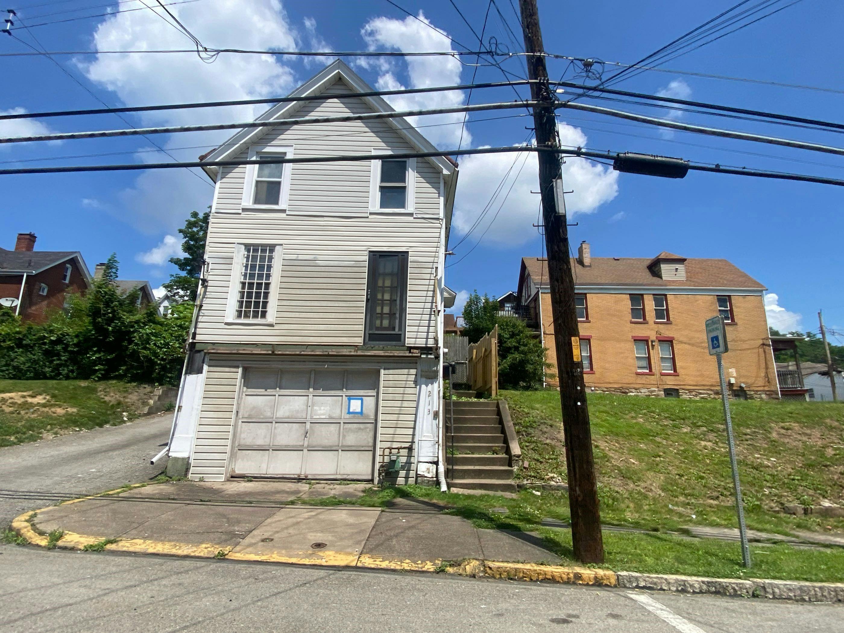 Highland Ave, Pitcairn, PA 15140