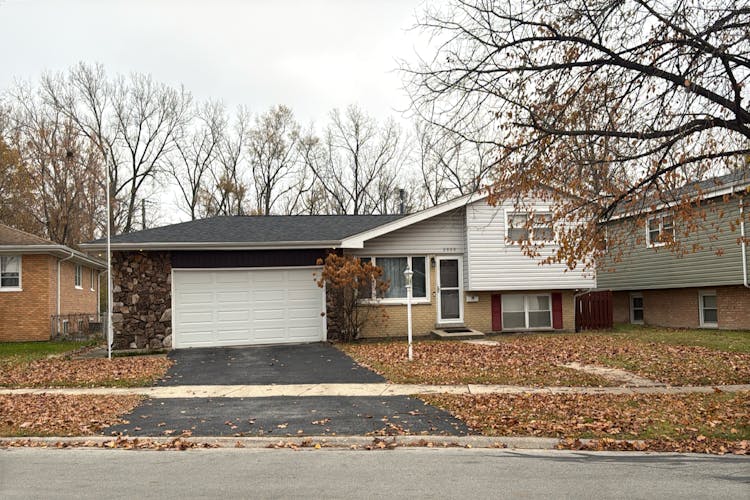 5909 W 99th St Oak Lawn, IL 60453, Cook County