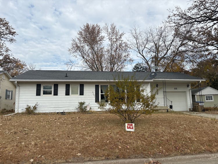 116 Circle Dr Manchester, IA 52057, Delaware County