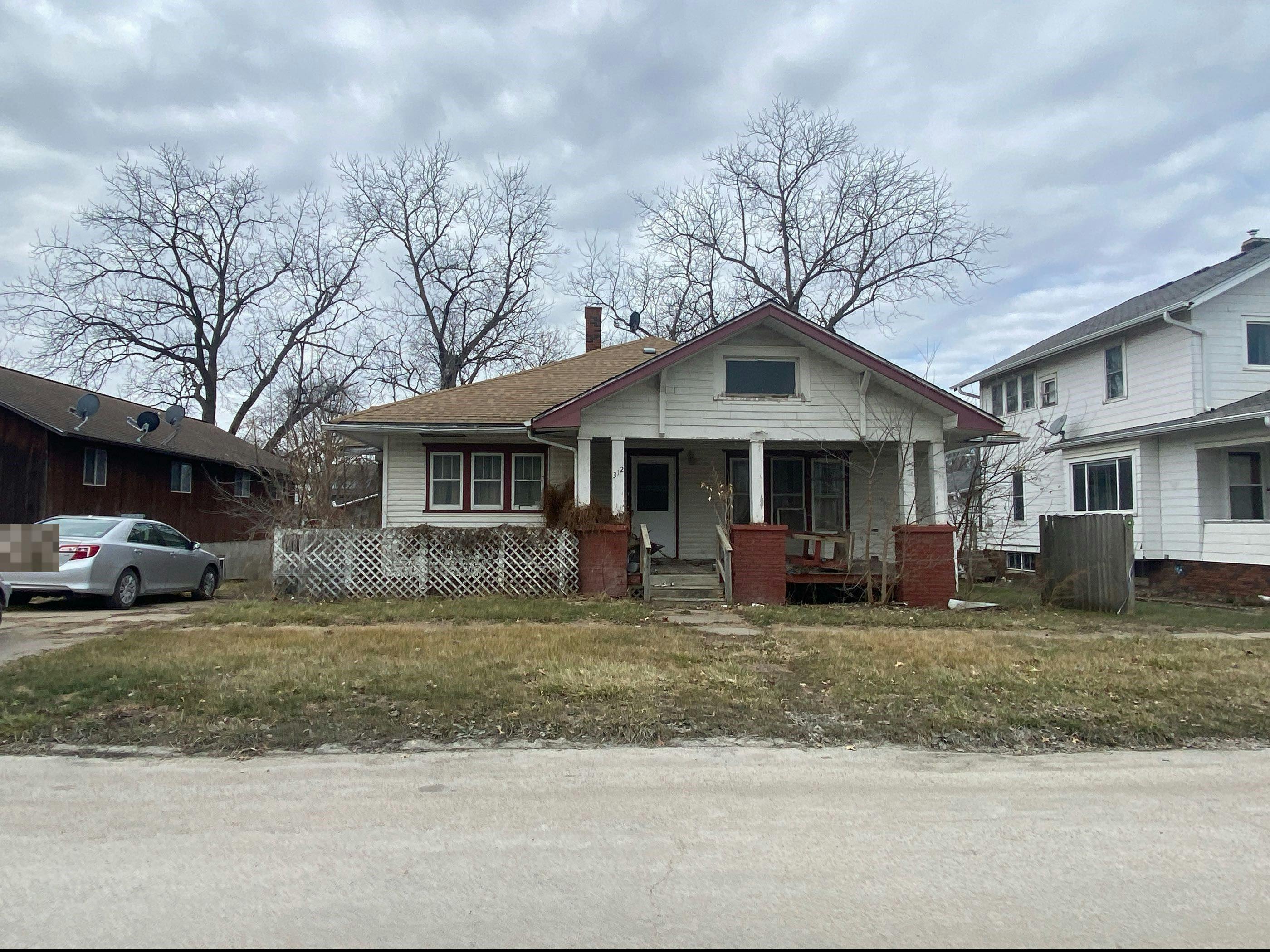 Oak St, Creston, IA 50801