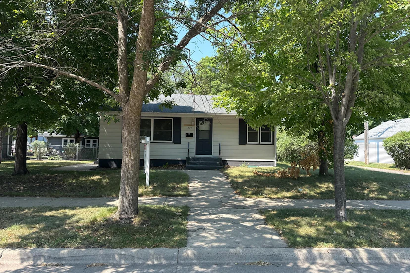 239 32nd Av N