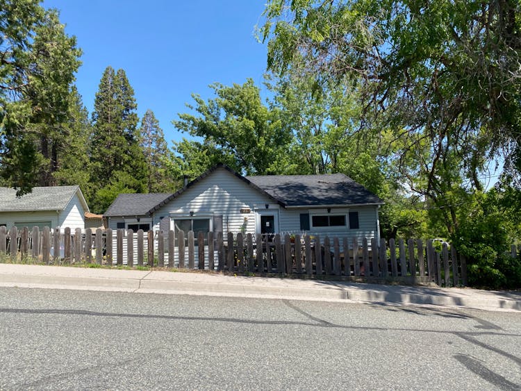 215 College Ave Weed, CA 96094, Siskiyou County