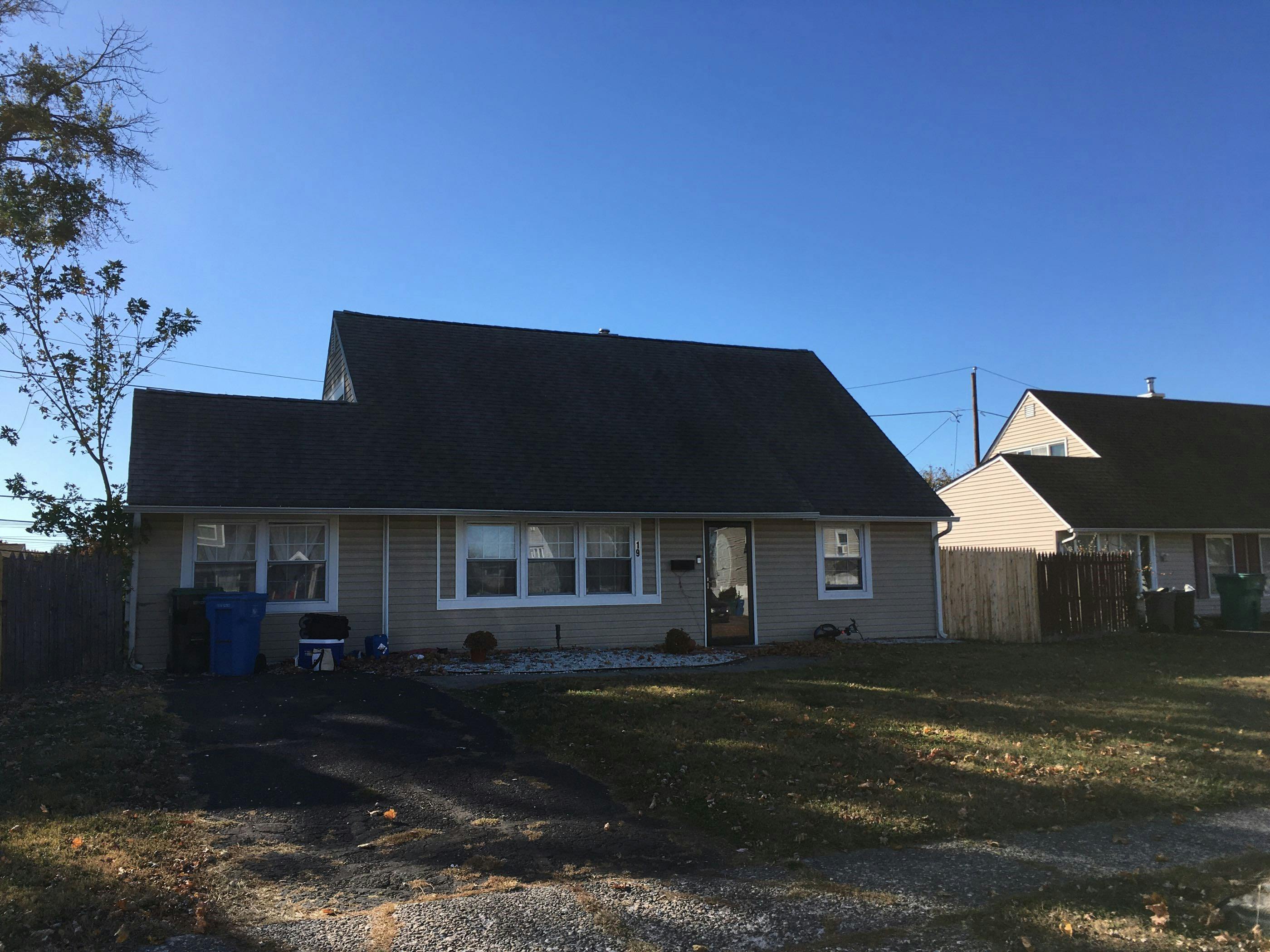 Jester Ln, Levittown, PA 19055