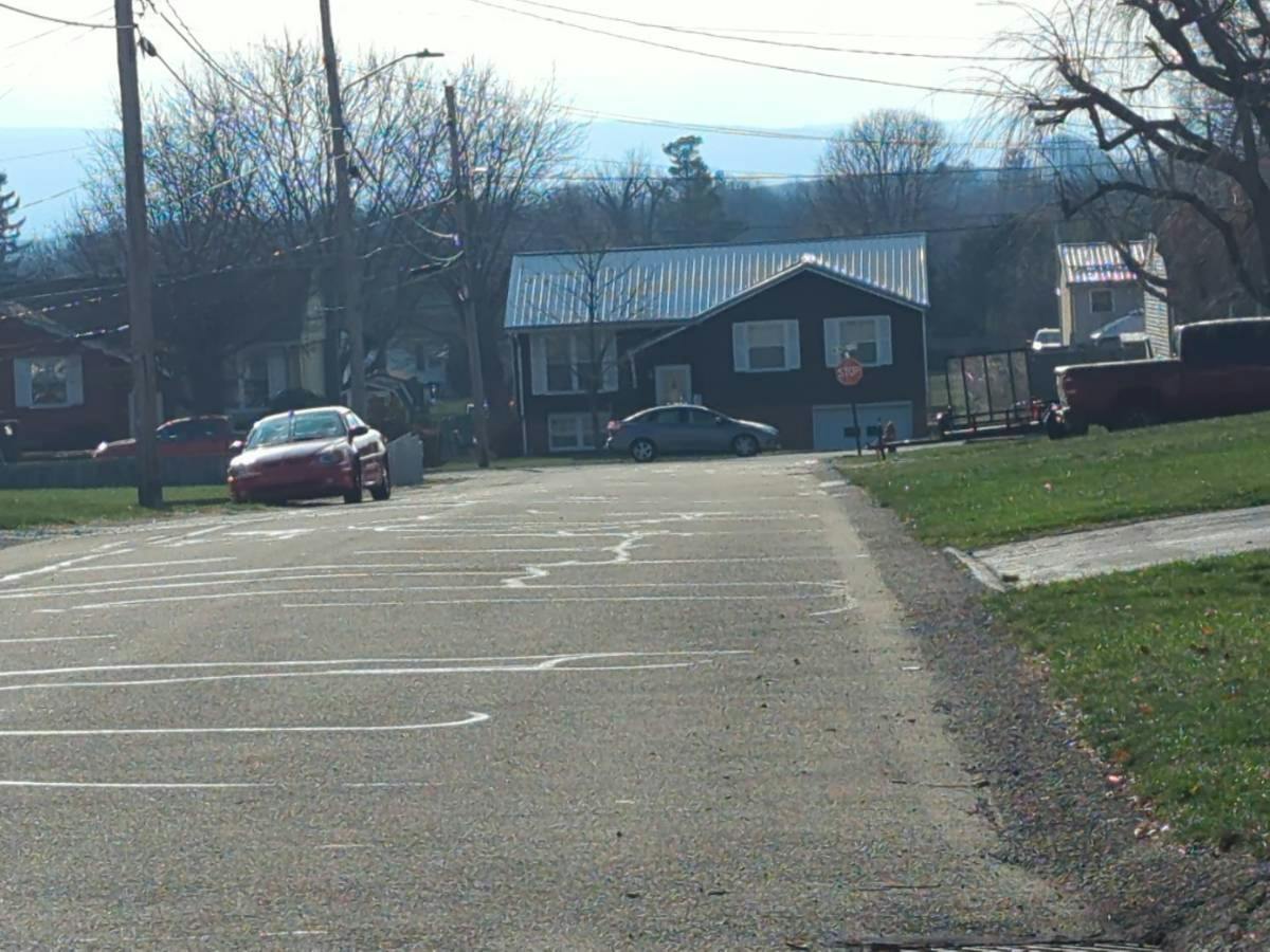 Cowling Rd, Scottdale, PA 15683