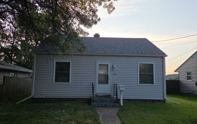 1207s Nevada Ave Davenport, IA 52802, Scott County