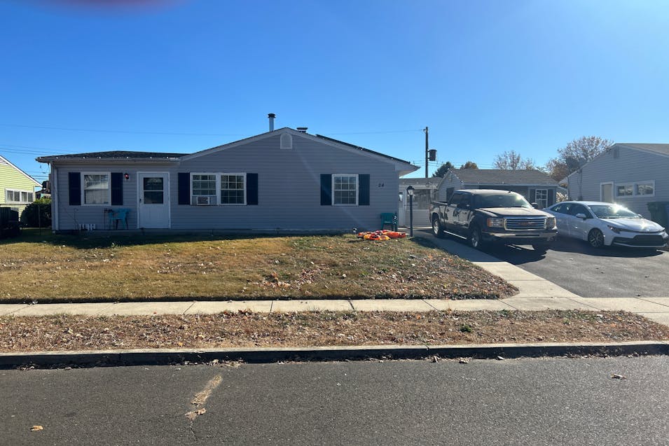 24 Chestnut Ln Levittown, PA 19055, Bucks County