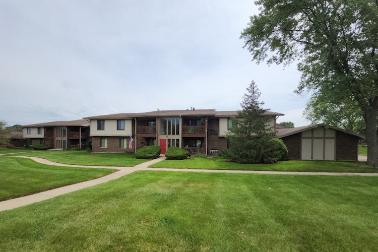 701 Garden Cir., Unit 5 Streamwood, IL 60107, Cook County