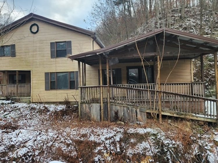 136 Cawood Branch Rd Evarts, KY 40828, Harlan County