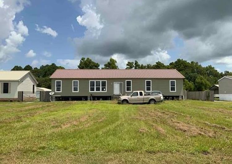 1402 L Dubois Rd New Iberia, LA 70560, Iberia County