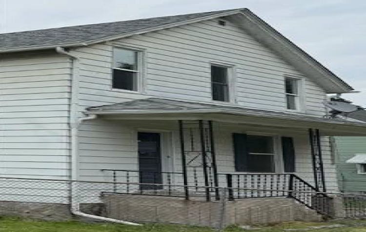 1854 W 8th St Davenport, IA 52802, Scott County