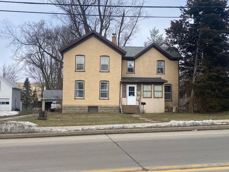 129 W Oak Grove St Juneau, WI 53039, Dodge County