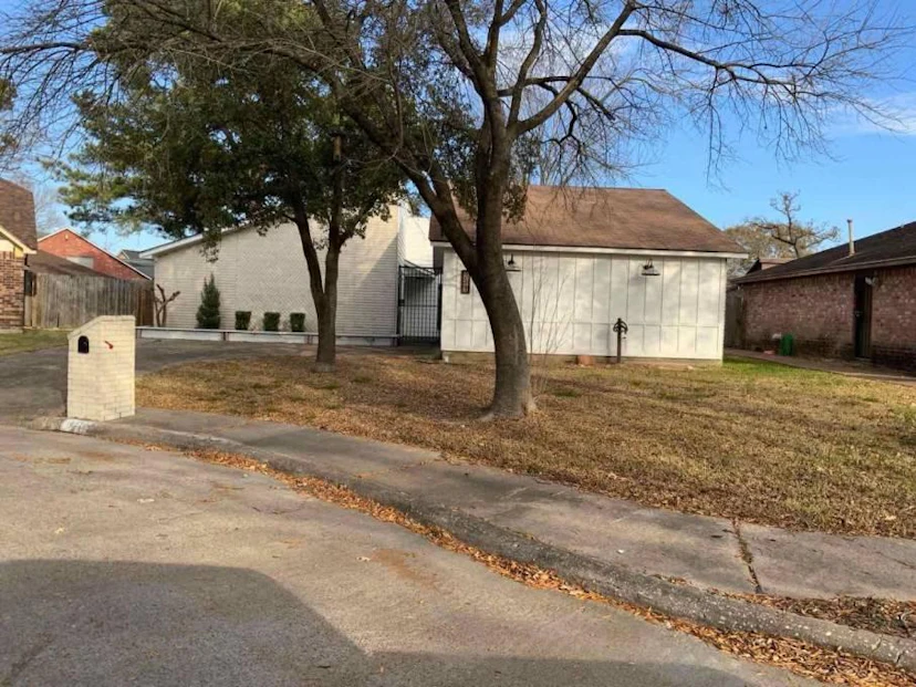 311 Edgeton Ct