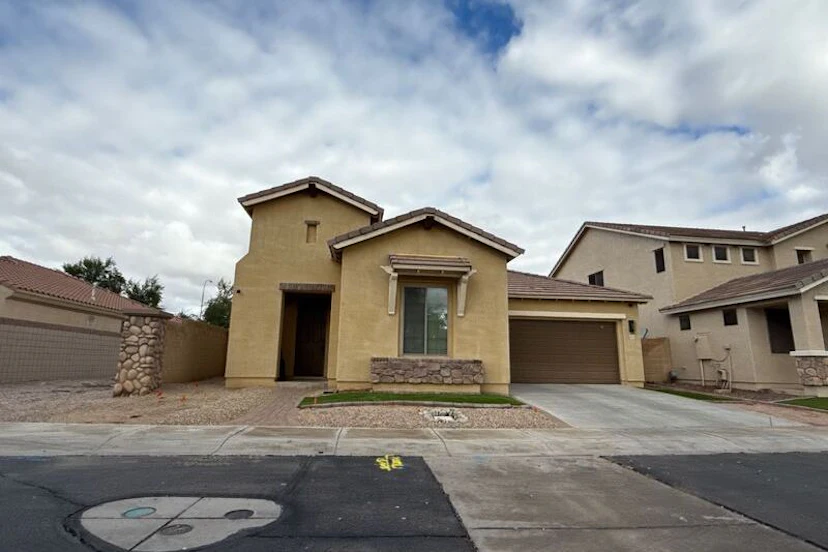 400 W Wisteria Pl