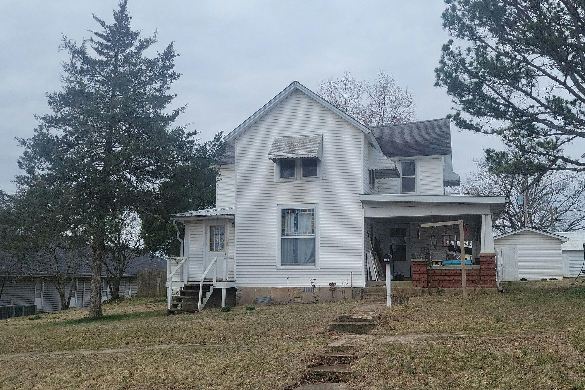 4th St, Willow Springs, MO 65793