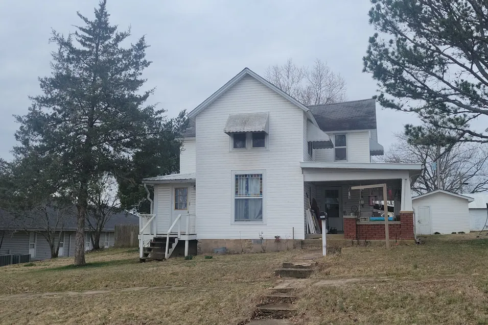 106 E 4th St Willow Springs, MO 65793, Howell County