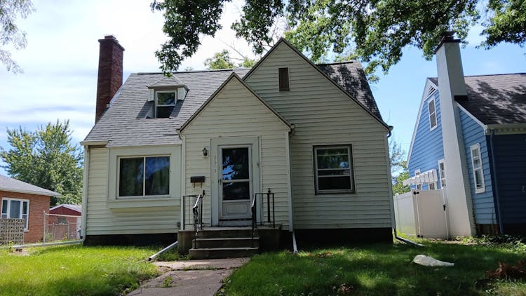 2615 E Locust St Davenport, IA 52803, Scott County