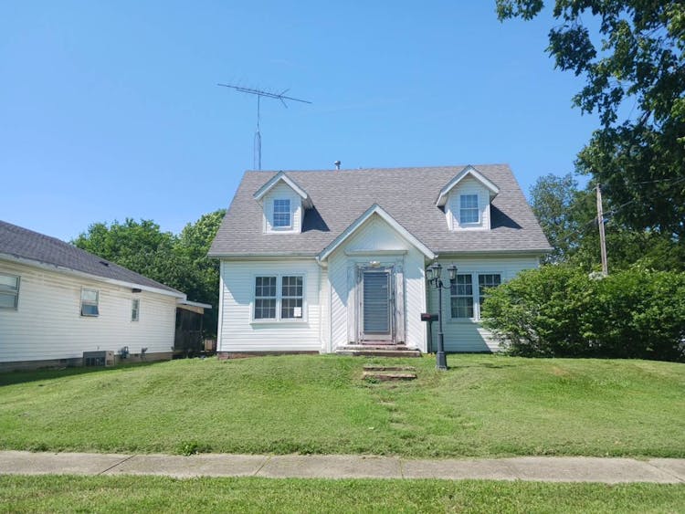 118 West Homer Avenue Harrisburg, IL 62946, Saline County