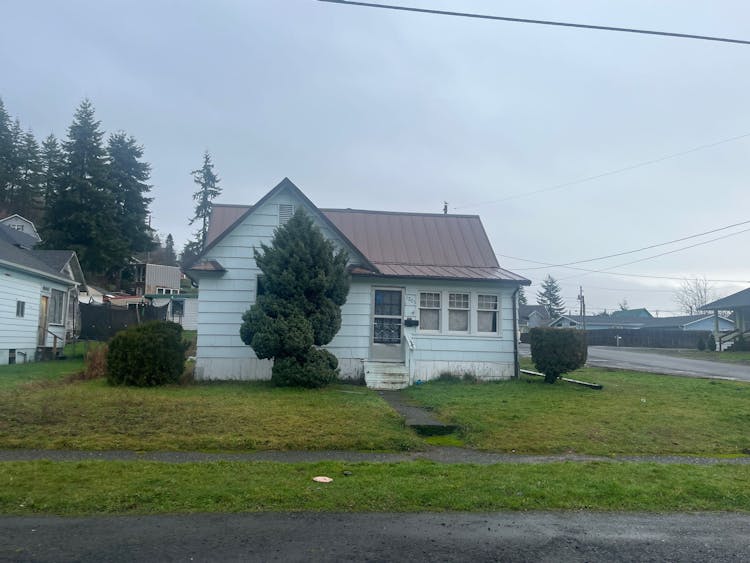 1203 Larch St Raymond, WA 98577, Pacific County