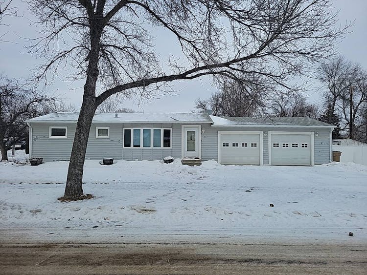 410 25th Ave NW Minot, ND 58703, Ward County