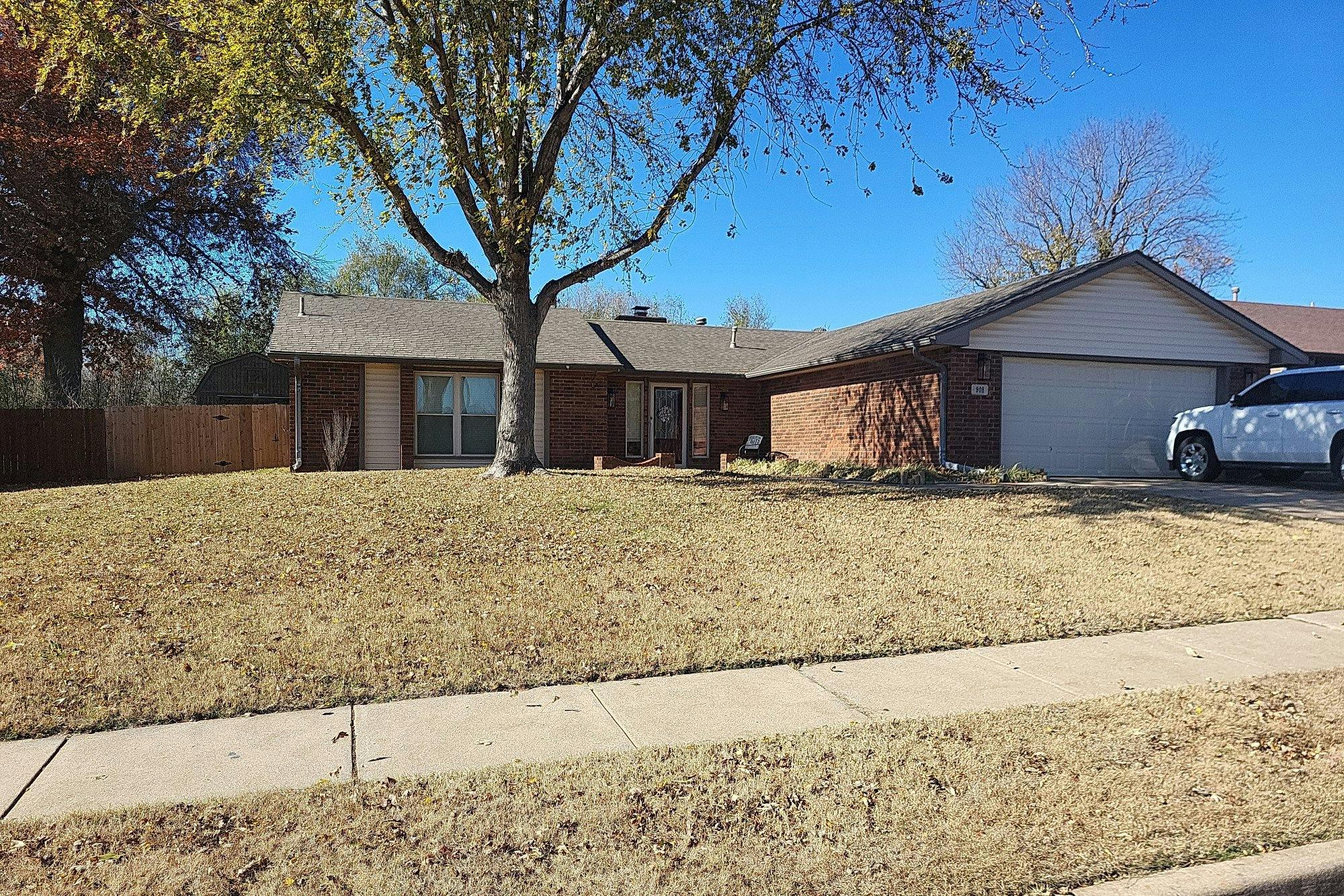 Rosedale Dr, Ponca City, OK 74604