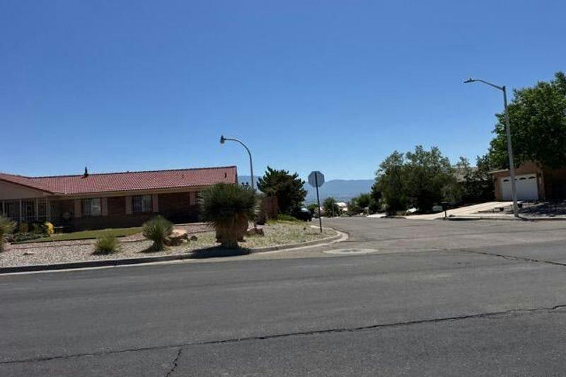 Chantilly Rd, Albuquerque, NM 87114