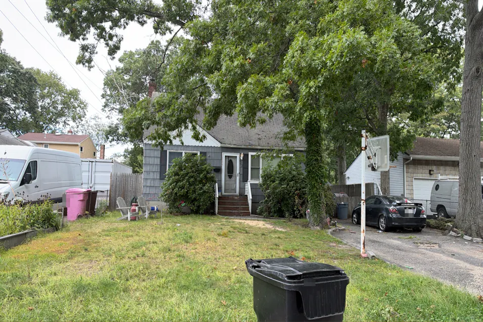 29 W Oakdale St Bay Shore, NY 11706, Suffolk County