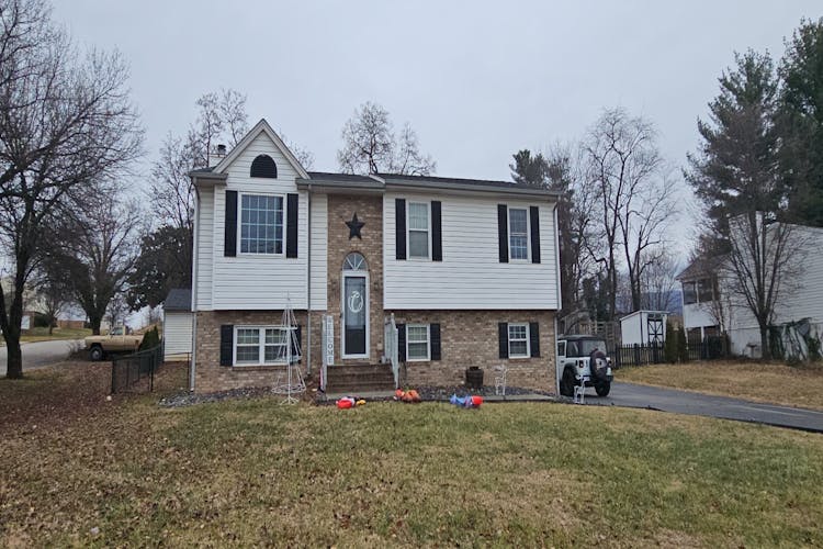 2111 Ml Ln Salem, VA 24153, Salem City County