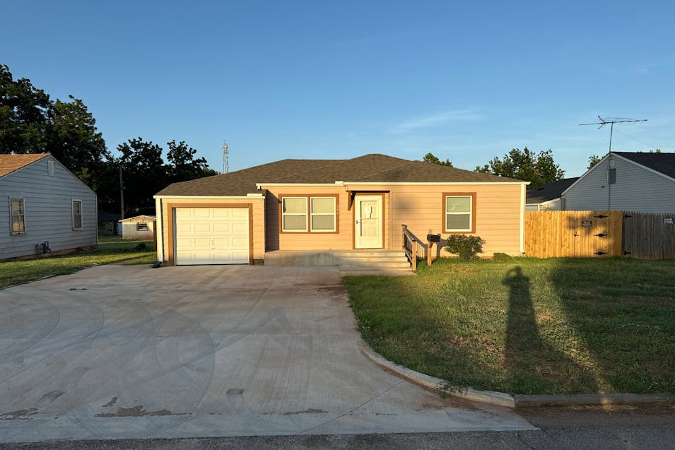 206 N 17th St Chickasha, OK 73018, Grady County