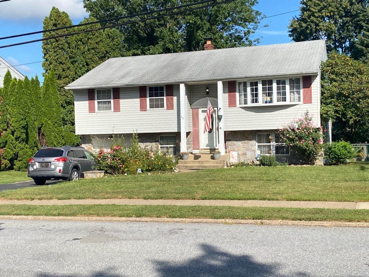 29 Blackthorne Ln Aston, PA 19014, Delaware County