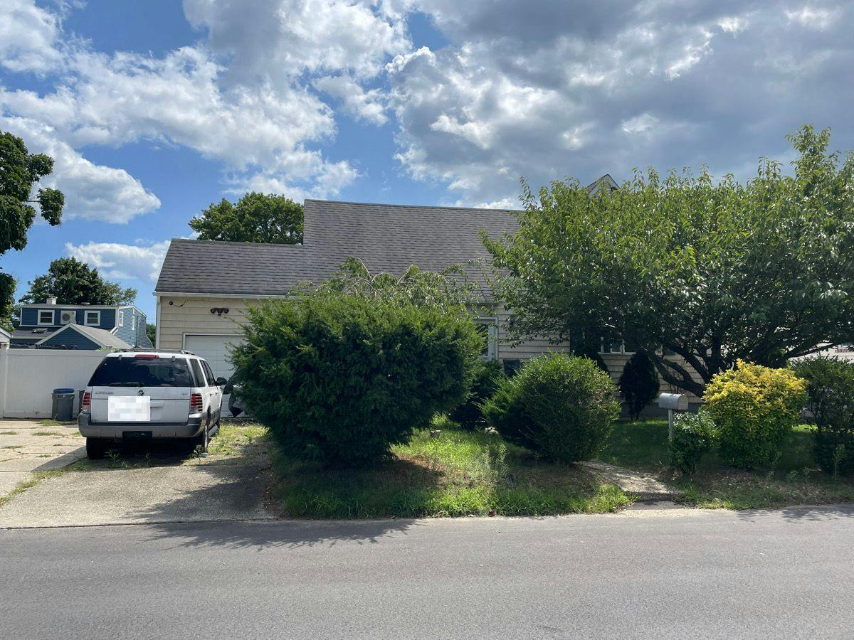 Cedar Ct, Copiague, NY 11726