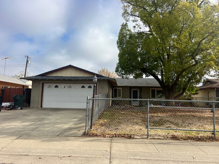 6913 Stillwater Way Sacramento, CA 95828-2124, Sacramento County