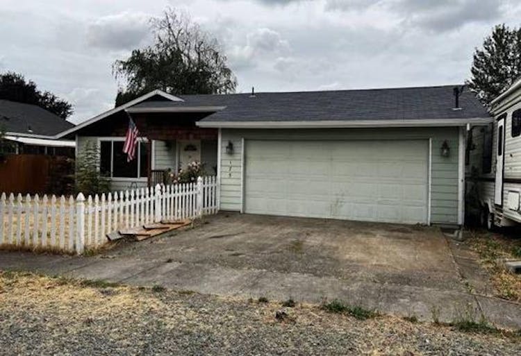 175 7th St Gervais, OR 97026, Marion County