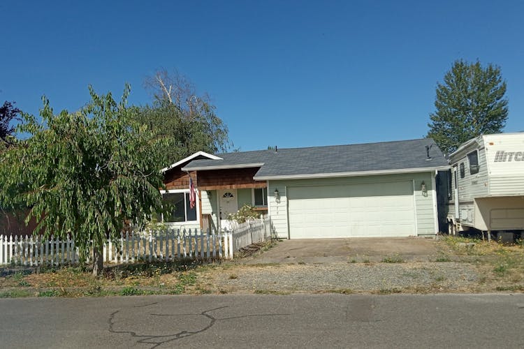 175 7th St Gervais, OR 97026, Marion County