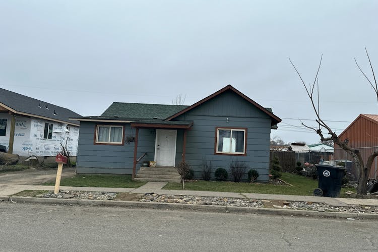 27 N G St Toppenish, WA 98948, Yakima County