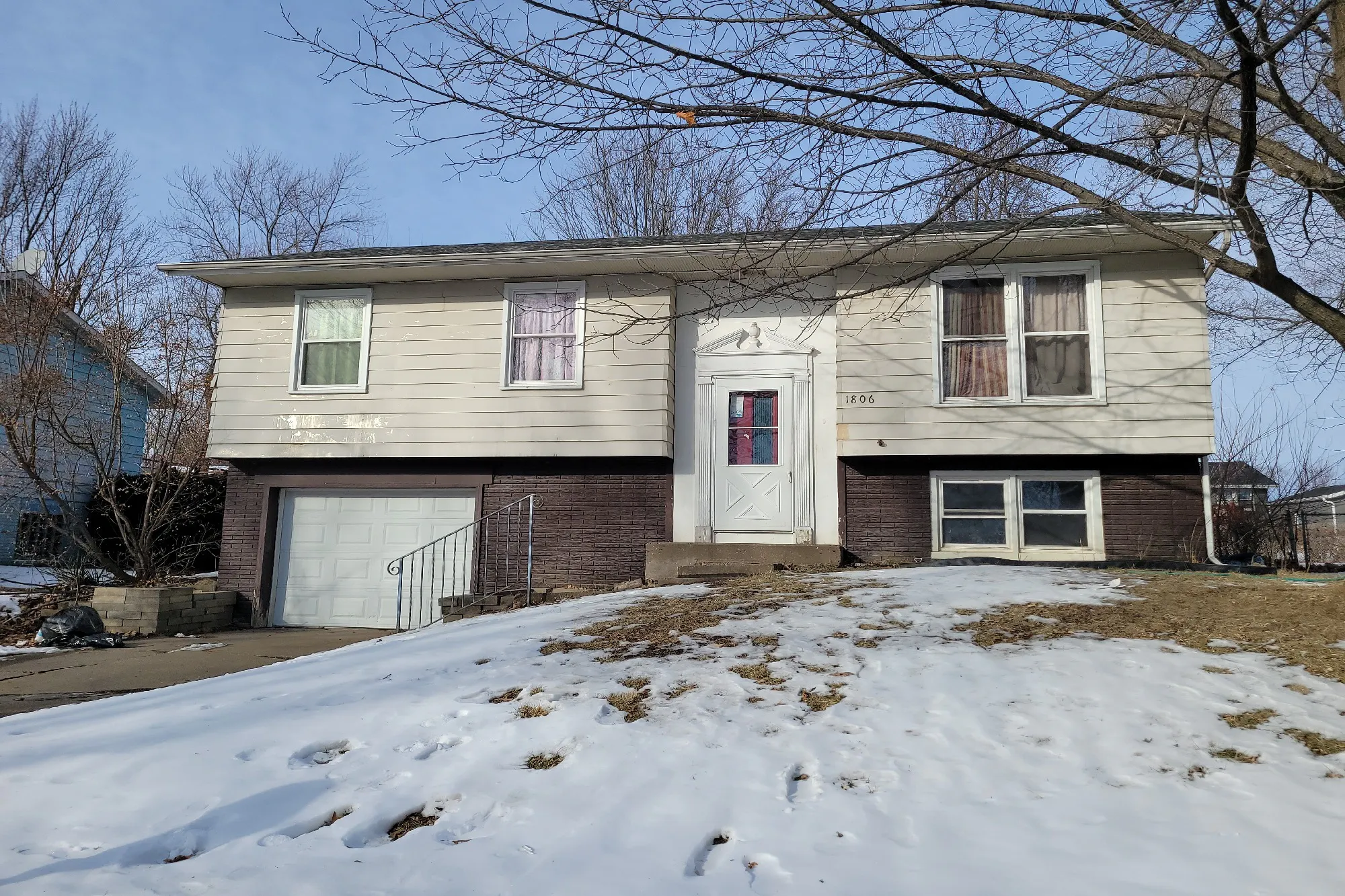 Valley Dr, Davenport, IA 52806