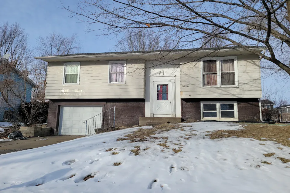 1806 Valley Dr Davenport, IA 52806, Scott County