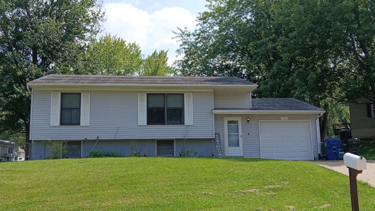 4125 Cresthill Dr Davenport, IA 52806, Scott County