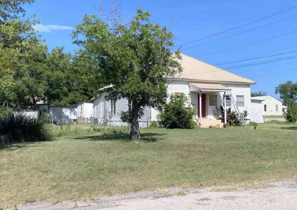 715 Hutchings St Goldthwaite, TX 76844, Mills County