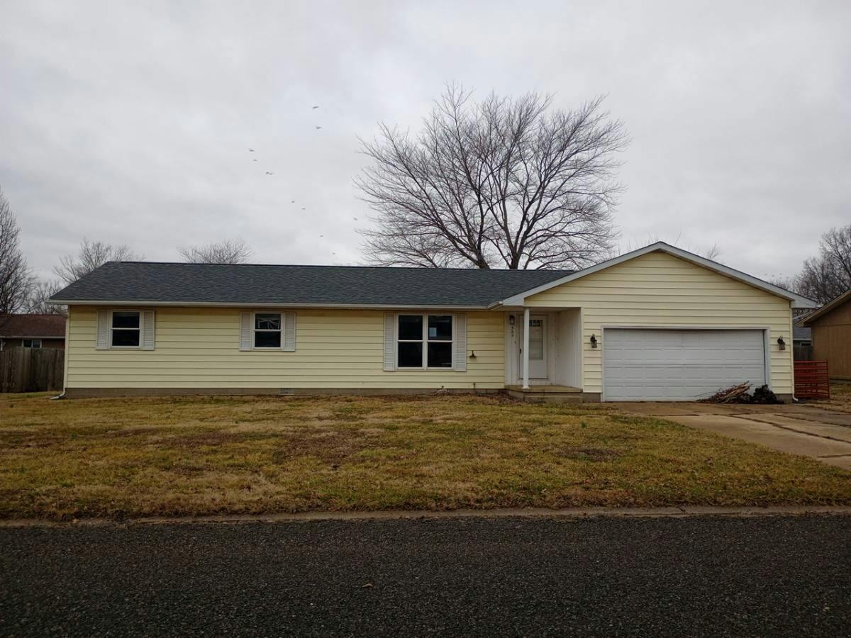 Schroeder Dr, Salem, IL 62881