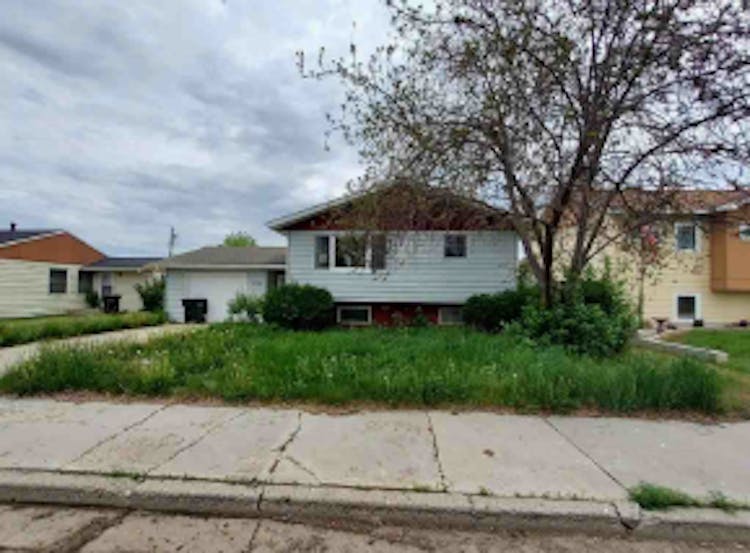 1606 10th Ave W Williston, ND 58801, Williams County