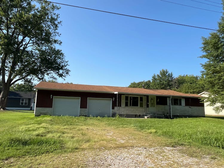 1220 W Henry St Staunton, IL 62088, MacOupin County