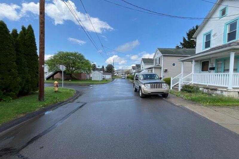 Mary St, Throop, PA 18512