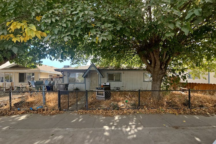 273 273 1/2 Jackson St Coalinga, CA 93210, Fresno County