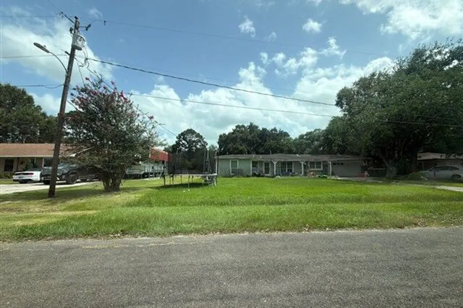 612 Light St Anahuac, TX 77514, Chambers County