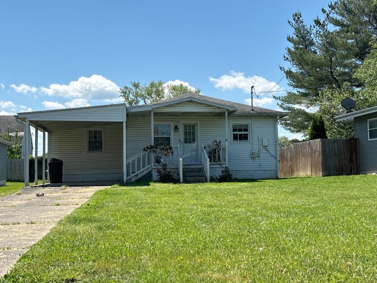 910 19th St Vienna, WV 26105, Wood County