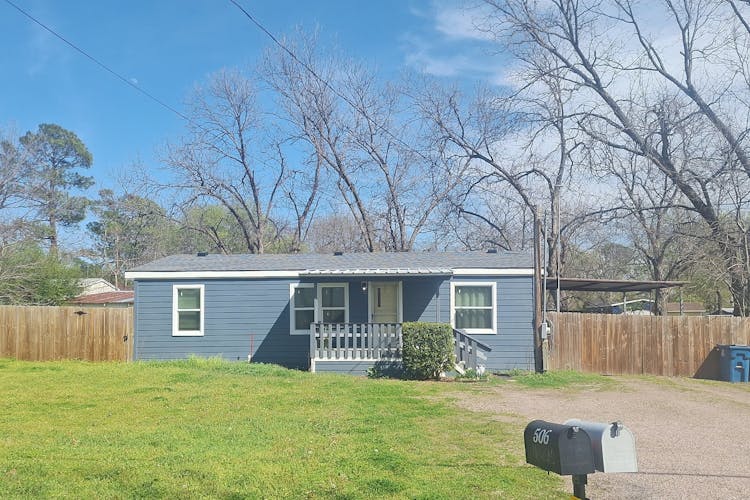 511 S Main St Collinsville, TX 76233, Grayson County