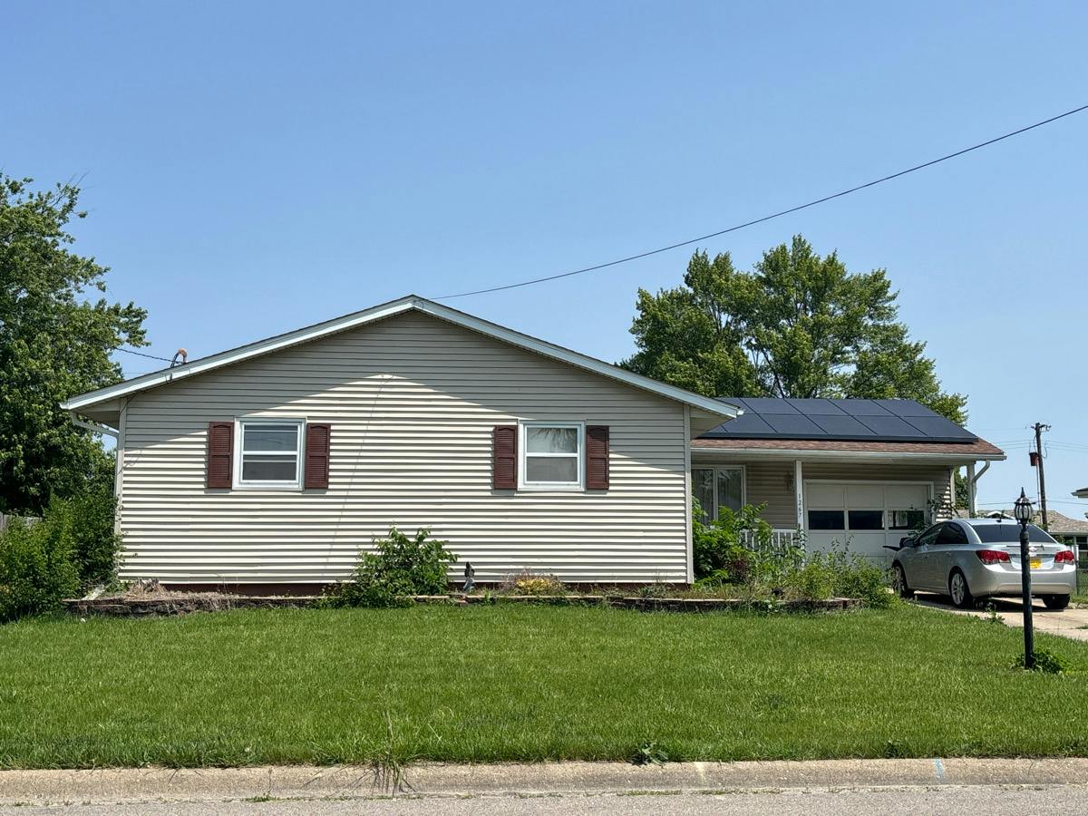 Locust St, Canton, IL 61520